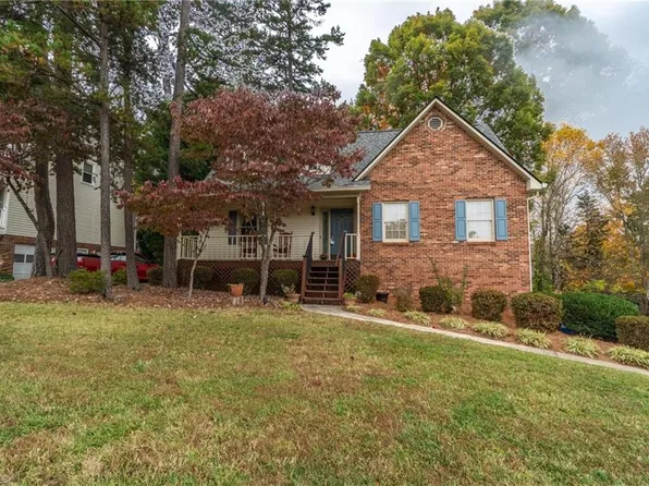 3025 Twin Knolls Dr, Winston Salem, NC 27127