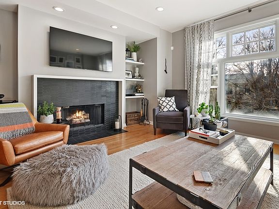 3rd image of 523 N Claremont Ave APT 2