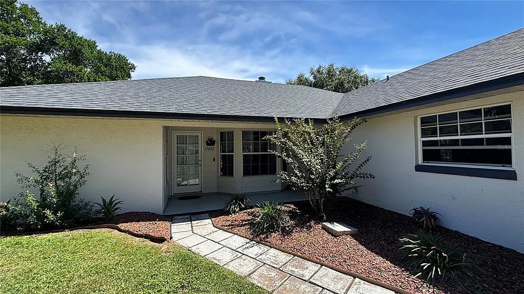 3 bed, 2.0 bath, 1295 sqft, $2,300 — Photo 1