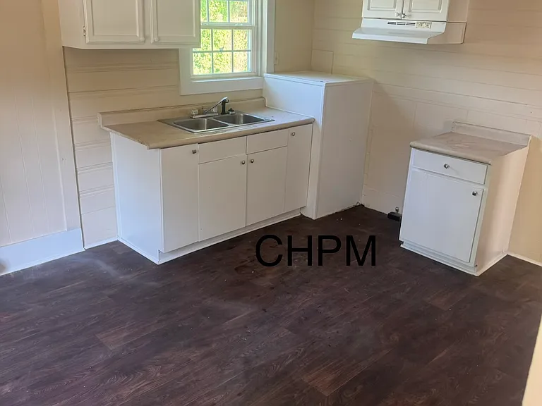 604 Bee St — Photo 2