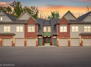 616 Pointe Dr, Walled lake, MI 48390
