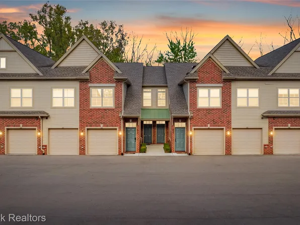 616 Pointe Dr, Walled Lake, MI 48390
