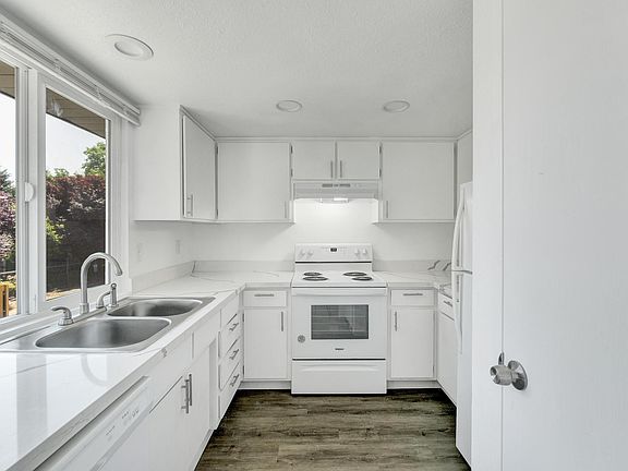 4th image of 218 Ellingson Dr #D