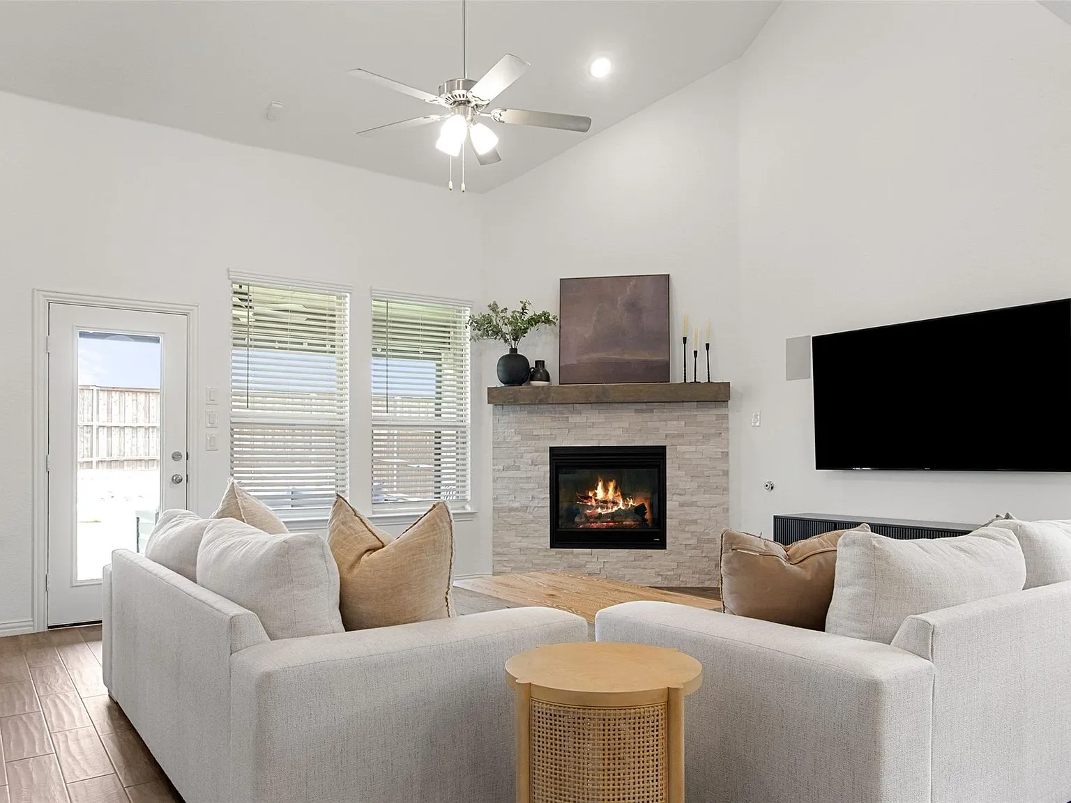 4 bed, 2821 sqft, $3,400 — Photo 4