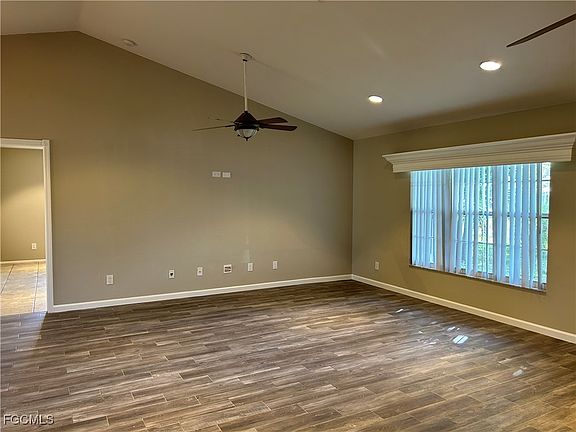 4th image of 717 SE 10th Ave #717