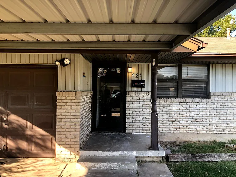 955 SW 4th Pl — Photo 2