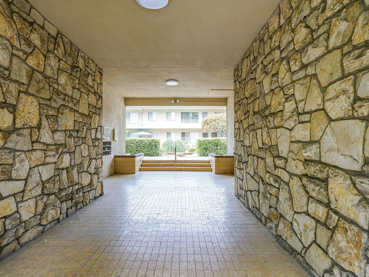 Marengo Apartments — Photo 2