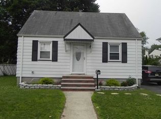 16 Macarthur Dr, Saddle Brook, NJ 07663
