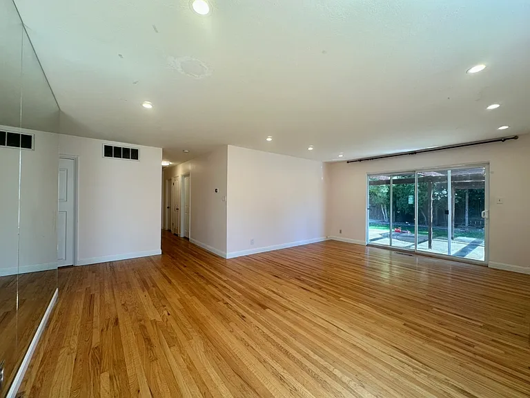 974 Leighton Way — Photo 4