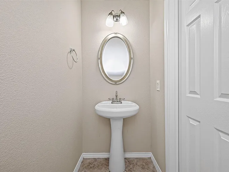 1807 Katlyn Ln — Photo 23