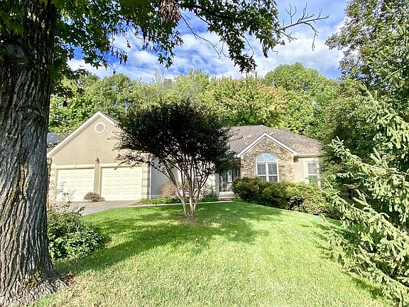 2nd image of 2822 Maple Hollow Ln