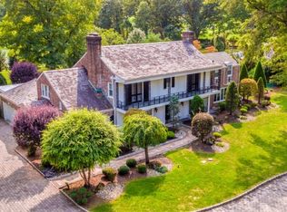 8 Five Acre Dr, Edison, NJ 08820