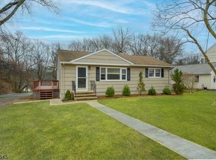 8 Oak Dr, Randolph, NJ 07869