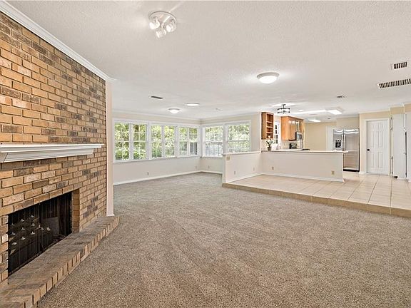 5th image of 165 Saint Clair Dr