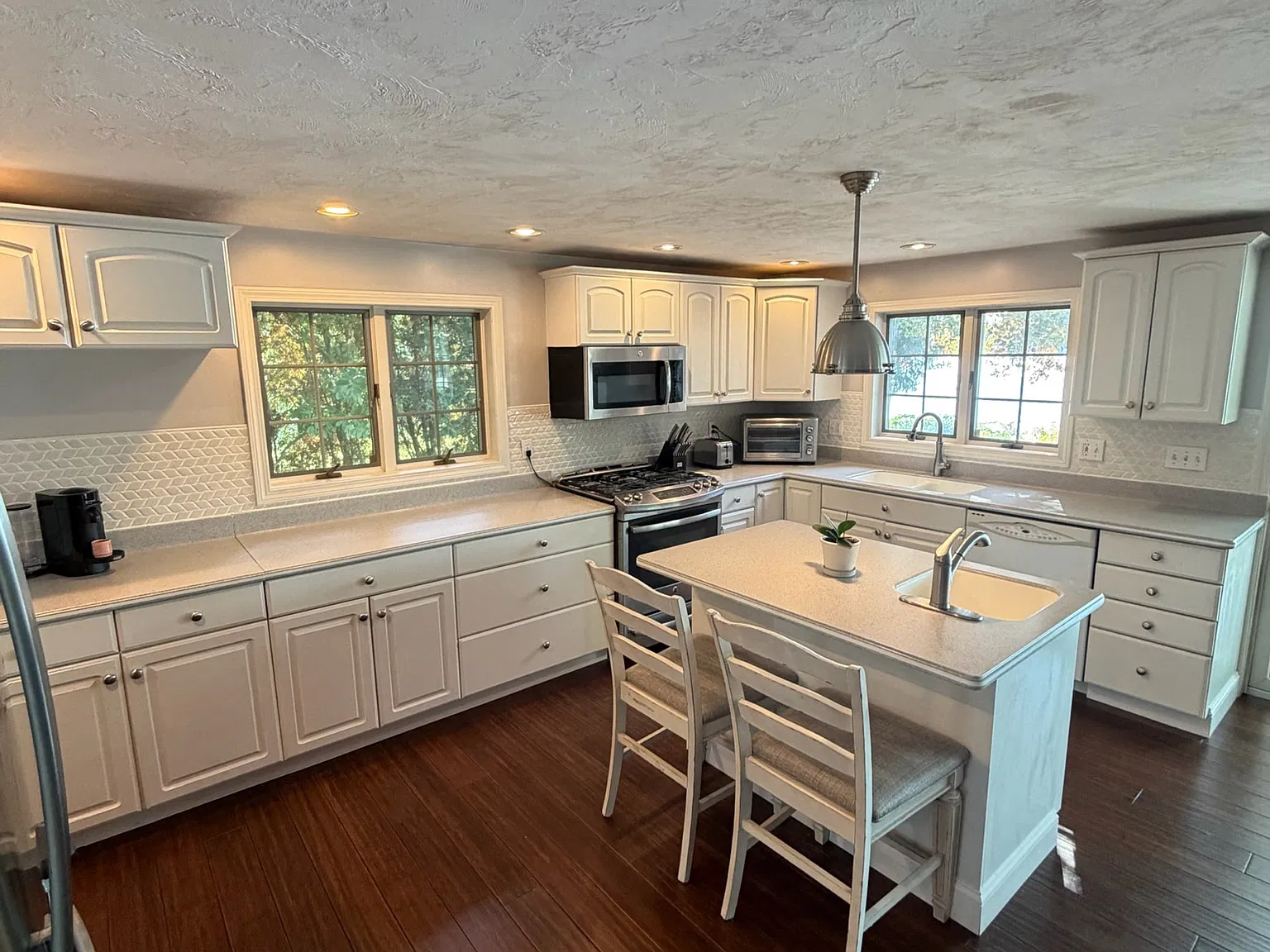 5 bed, 2.5 bath, 2700 sqft, $3,800 — Photo 4
