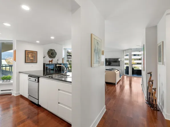 168 Chadwick Ct #302, North Vancouver, BC V7M 3L4