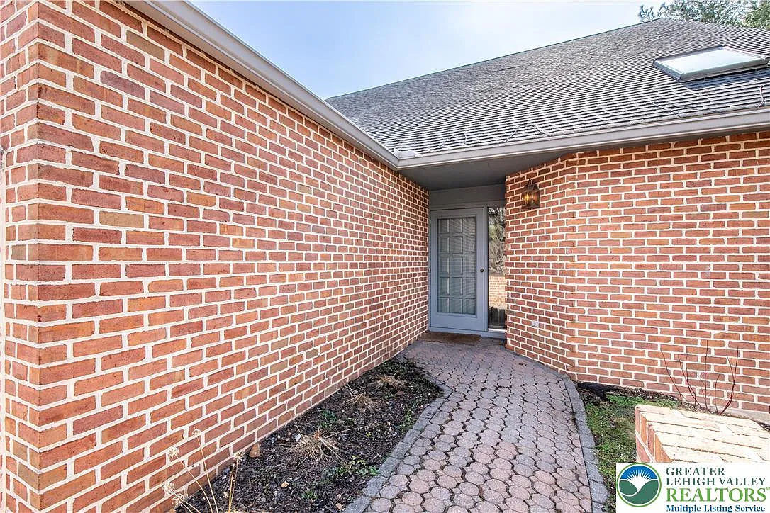 3 bed, 2.5 bath, 2408 sqft, $3,200 — Photo 4