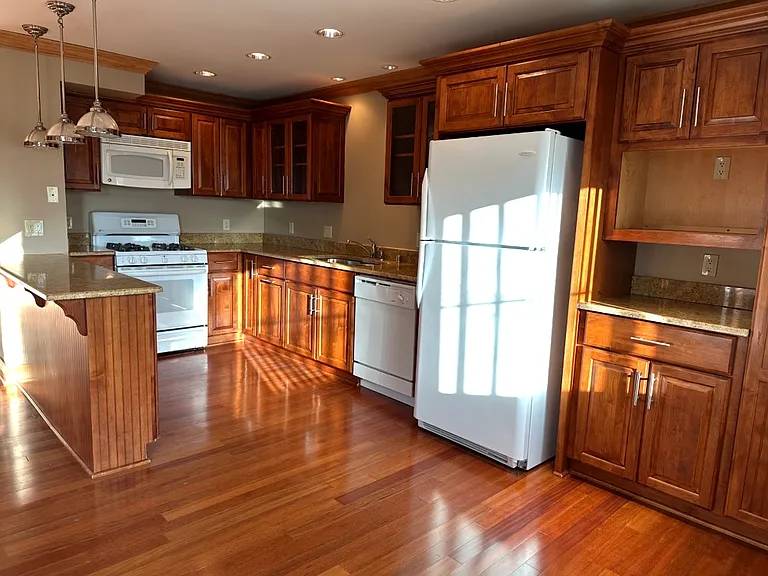800 E Henry Clay St #302 — Photo 6