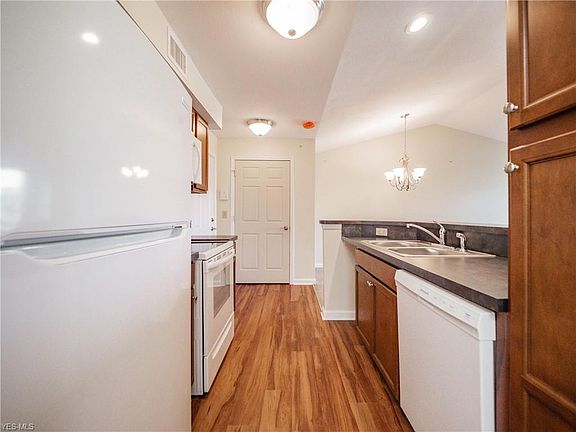 5th image of 23002 Chandlers Ln APT 336