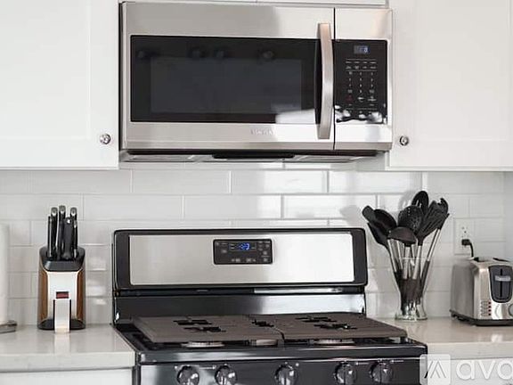 3rd image of 4825 Riverton Ave #1
