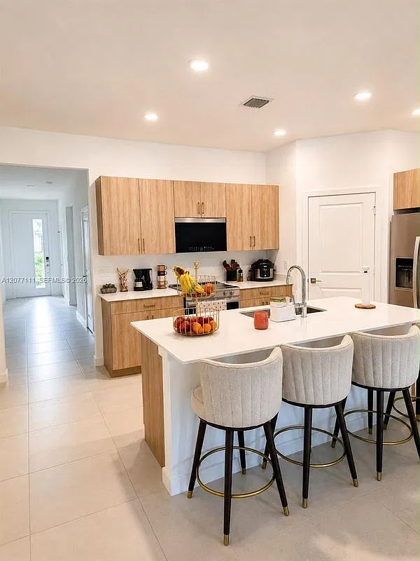 4 bed, 2.0 bath, 1811 sqft, $3,500 — Photo 1