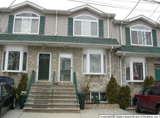 19 Guinevere Ln, Staten Island, NY 10310