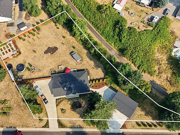 5th image of 315 Santiam Pointe Loop NE