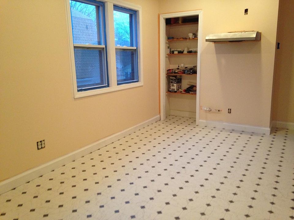 Large Kitchen with pantry