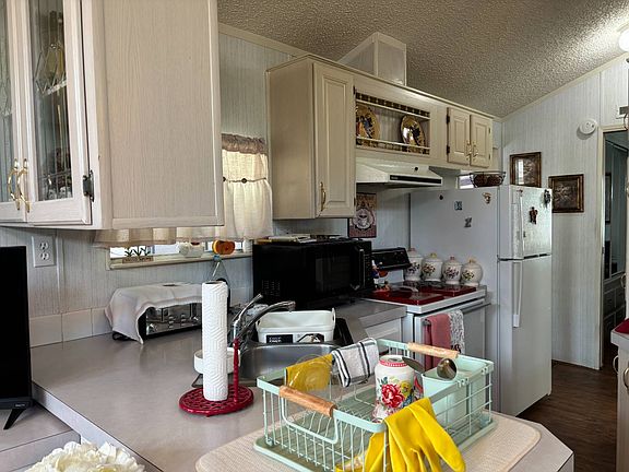 3rd image of 1010 Walnut Ave