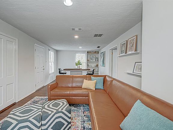3rd image of 308 Eichwurzel Lane