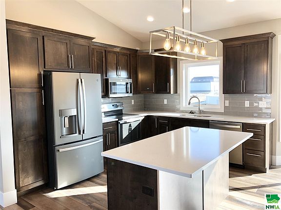 4th image of 190 N Canterbury Cir