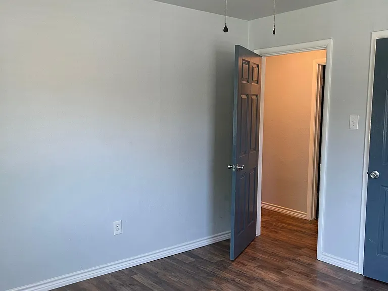 3921 Avenue H — Photo 13