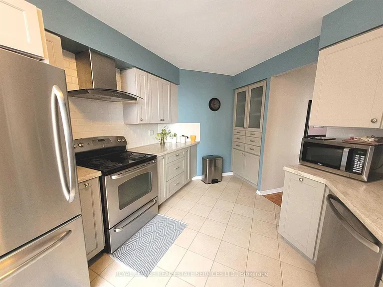 11 Thorncliffe Park Dr #607 — Photo 3