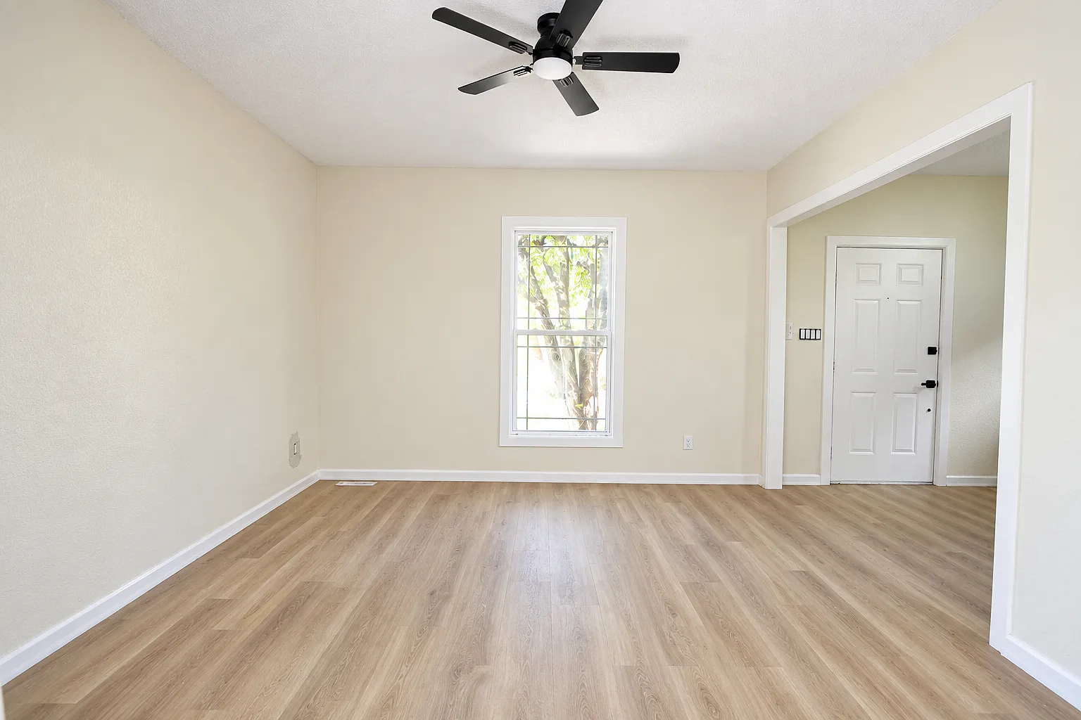 3 bed, 1404 sqft, $1,719 — Photo 3