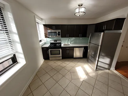 Rented by Halvatzis Realty | media 24