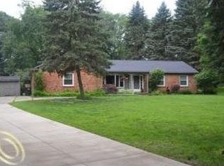 1400 Avon Cir W, Rochester Hills, MI 48309