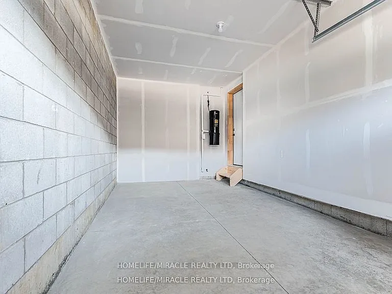 140 Aquasanta Cres — Photo 39