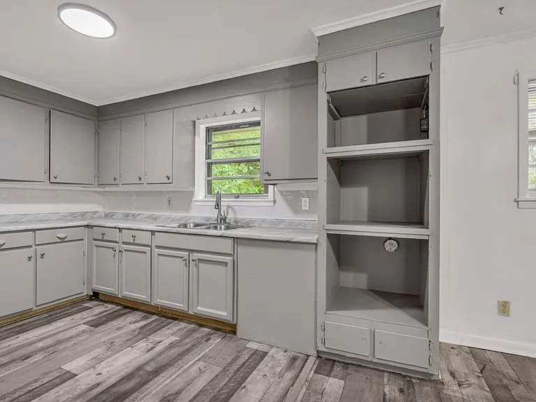 1007 Eisenhower Dr — Photo 10