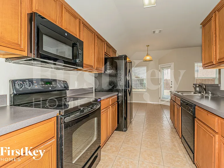 207 Amherst Dr — Photo 7