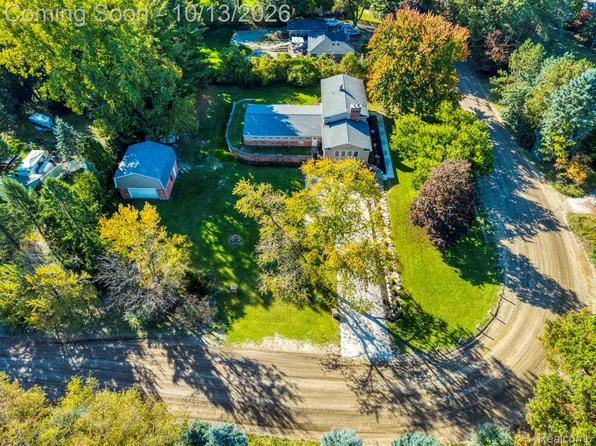 852 E Gunn Rd, Rochester, MI 48306