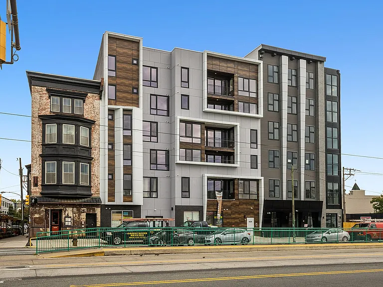 629 W Girard Ave — Photo 3