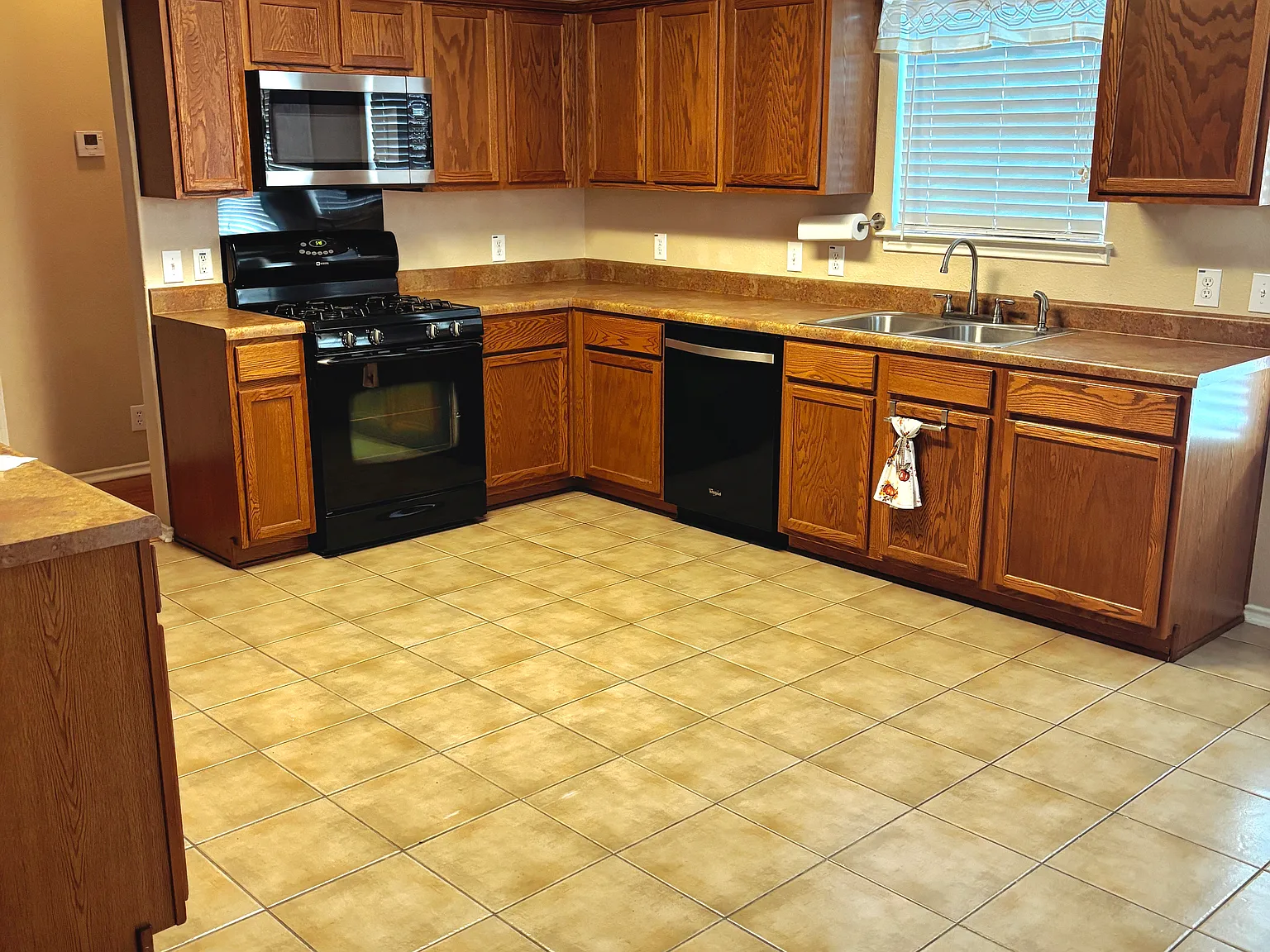 3 bed, 1579 sqft, $1,900 — Photo 2
