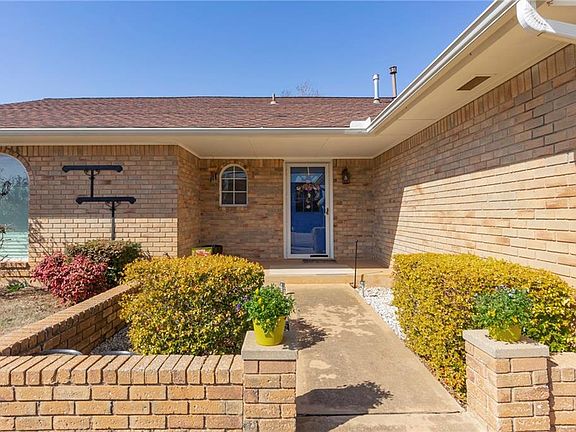 5th image of 609 S Silver Leaf Dr