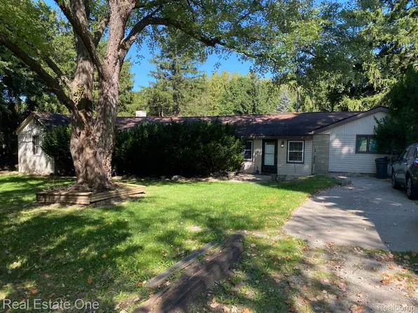 1345 Wixom Trl, Milford, MI 48381