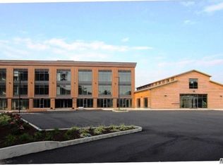 21 Lumber Rd APT 3I, Roslyn, NY 11576