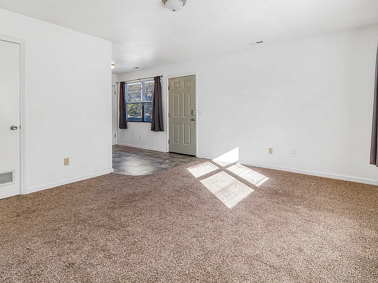 420 Franklin Ave #4 — Photo 2