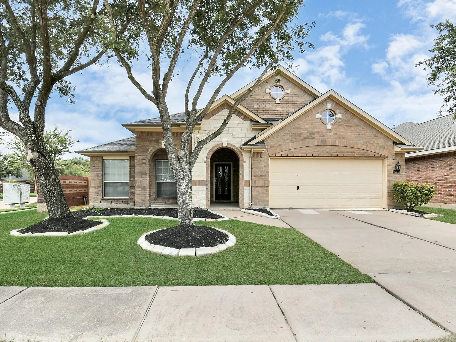 3 bed, 2451 sqft, $2,300 — Photo 1