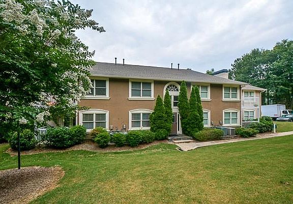 2nd image of 1538 Chantilly Dr NE APT 104