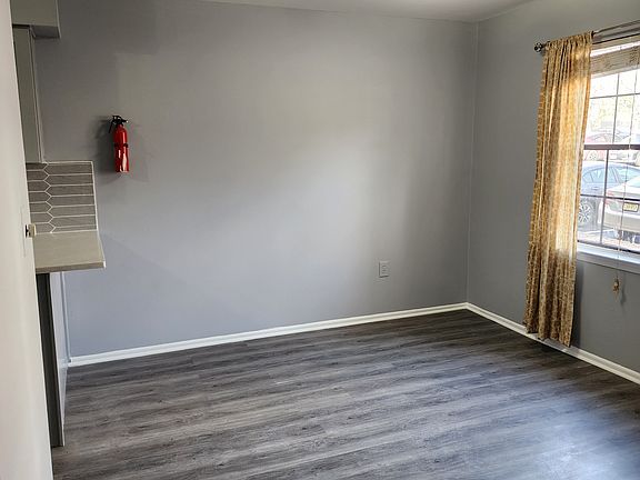 5th image of 401 Green Hollow Dr