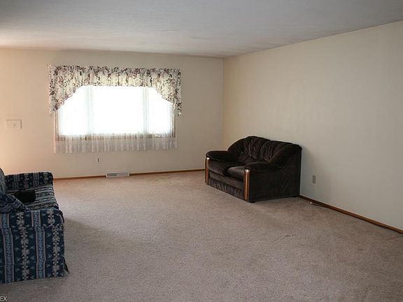 3rd image of 164 Pinewood Dr